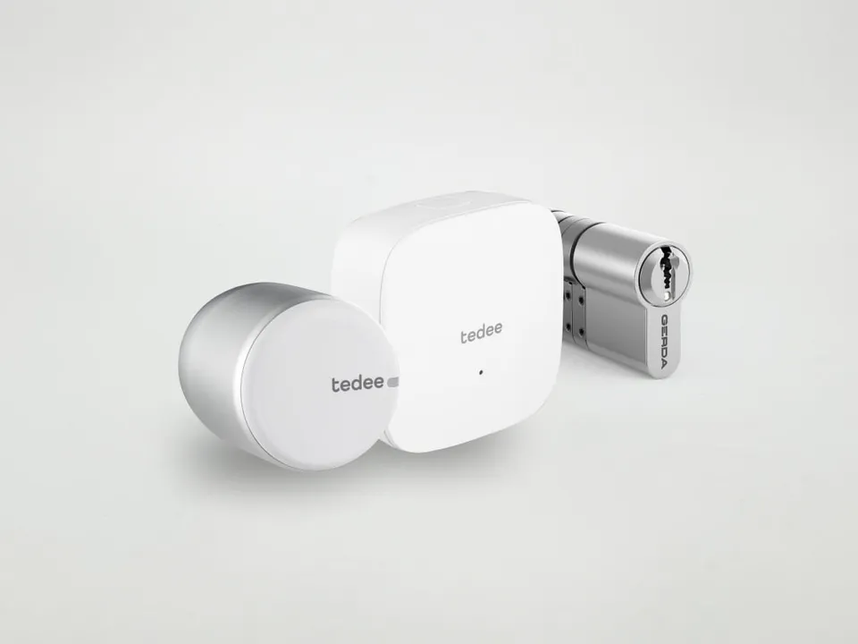tedee-pro-smart-lock-mit-bridge-bundle image 1