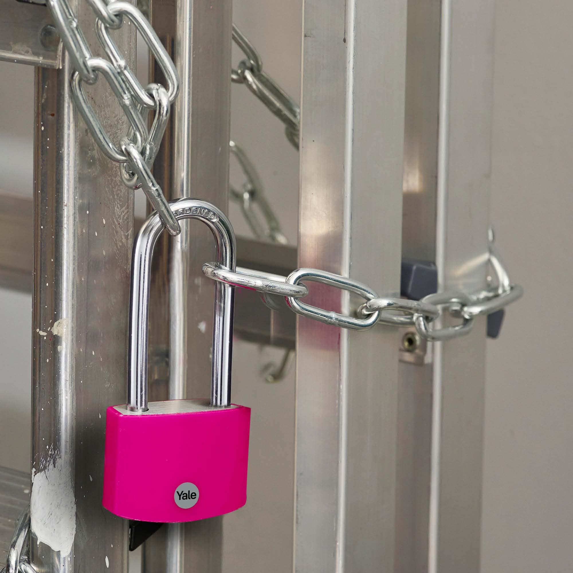 yale-ye3b-38-156-1-p-aluminium-vorh-ngeschloss-38-mm-rosa-langer-b-gel image 4